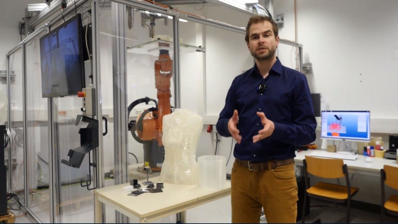 Michel Layher, Gruppenleiter Additive Fertigung im Fachbereich SciTec der EAH Jena, stellt das Labor und Transferzentrum „Add-On 3D-Druck“vor