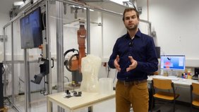 Michel Layher, Gruppenleiter Additive Fertigung im Fachbereich SciTec der EAH Jena, stellt das Labor und Transferzentrum „Add-On 3D-Druck“vor