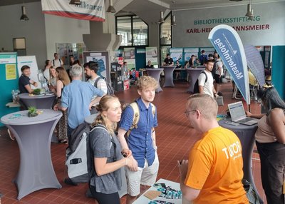 Masterinteressierte informieren sich im Foyer der Ernst-Abbe-Hochschule Jena