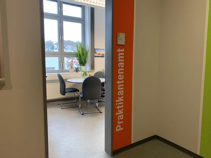 Foto der offen stehenden und einladenden Tür des Praktikantenamts