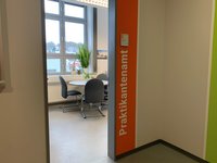 Foto der offen stehenden und einladenden Tür des Praktikantenamts
