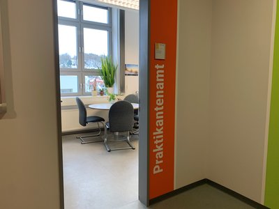 Foto der offen stehenden und einladenden Tür des Praktikantenamts