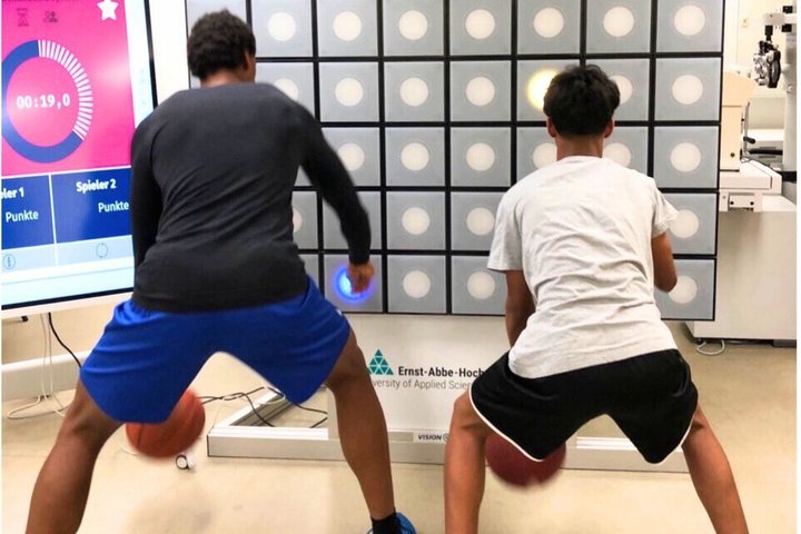 Training der Auge-Hand-Koordination mit Jugend-Basketball-Bundesligaspielern von Science City Jena e.V. an der T-WALL.