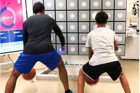 Training der Auge-Hand-Koordination mit Jugend-Basketball-Bundesligaspielern von Science City Jena e.V. an der T-WALL.