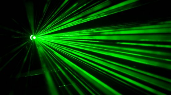grüner aufgefächerter Laserstrahl