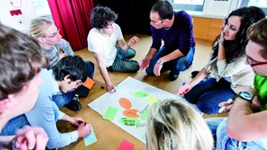 Studierendengruppe bei einer Gruppenarbeit mit Moderationsmaterial – Lehrsituation im Studienschwerpunkt Soziales an der Ernst-Abbe-Hochschule Jena
