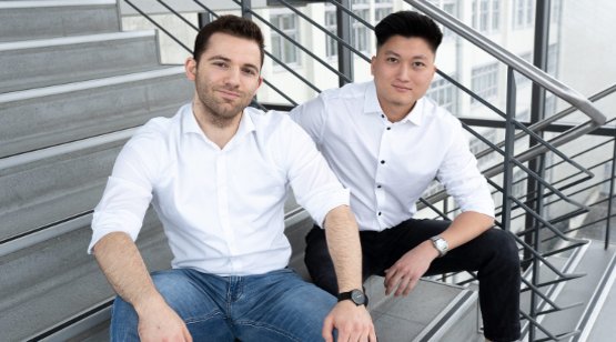 zwei junge Männer sitzen auf einer Treppe