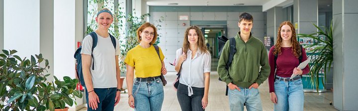 Studierende im Haupteingang der EAH Jena