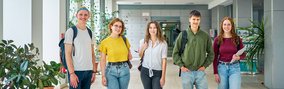 Studierende im Haupteingang der EAH Jena