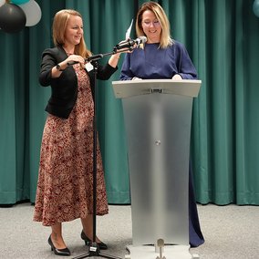 Absolvent*innen-Feier am 05.06.2026: Moderatorin und Absolventin