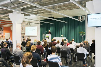 Teilnehmer*innen des Symposiums in der Aula der EAH Jena