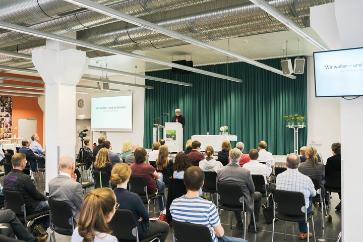 Teilnehmer*innen des Symposiums in der Aula der EAH Jena