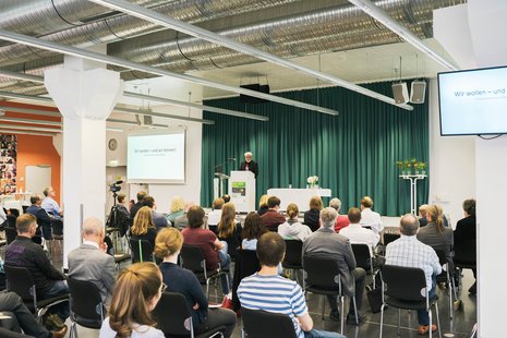 Teilnehmer*innen des Symposiums in der Aula der EAH Jena