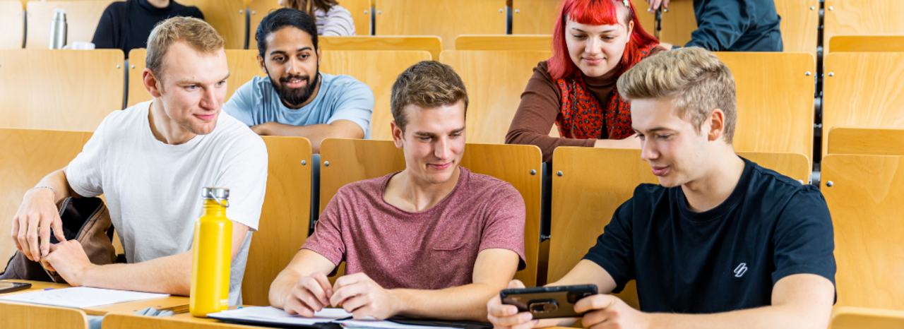 Professorin hält eine Vorlesung vor Studierenden in einem Hörsaal