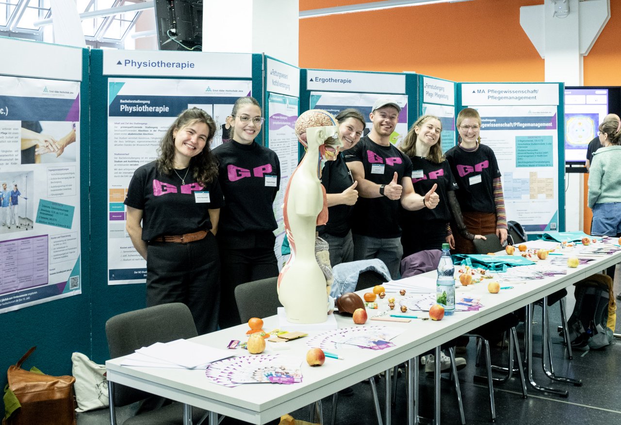 Studierende vom Fachbereich Gesundheit und Pflege am Infostand