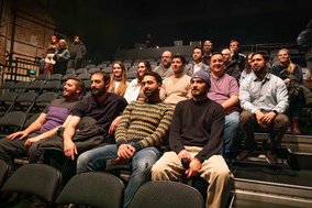 Gruppe von Studierenden und dem Dekan des Fachbereichs Betriebswirtschaft im Theaterhaus Jena