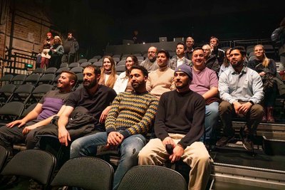 Gruppe von Studierenden und dem Dekan des Fachbereichs Betriebswirtschaft im Theaterhaus Jena