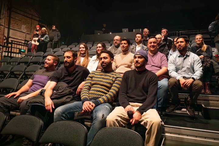 Gruppe von Studierenden und dem Dekan des Fachbereichs Betriebswirtschaft im Theaterhaus Jena