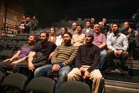 Gruppe von Studierenden und dem Dekan des Fachbereichs Betriebswirtschaft im Theaterhaus Jena