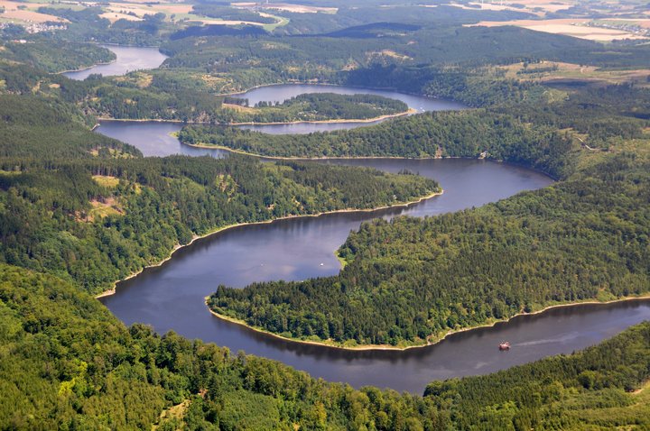 Foto der mäandernden Windungen der Bleiloch-Talsperre in Thüringen
