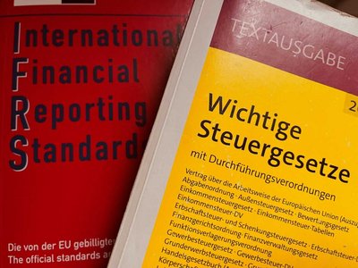 Foto von wichtiger Literatur im Schwerpunkt Steuern