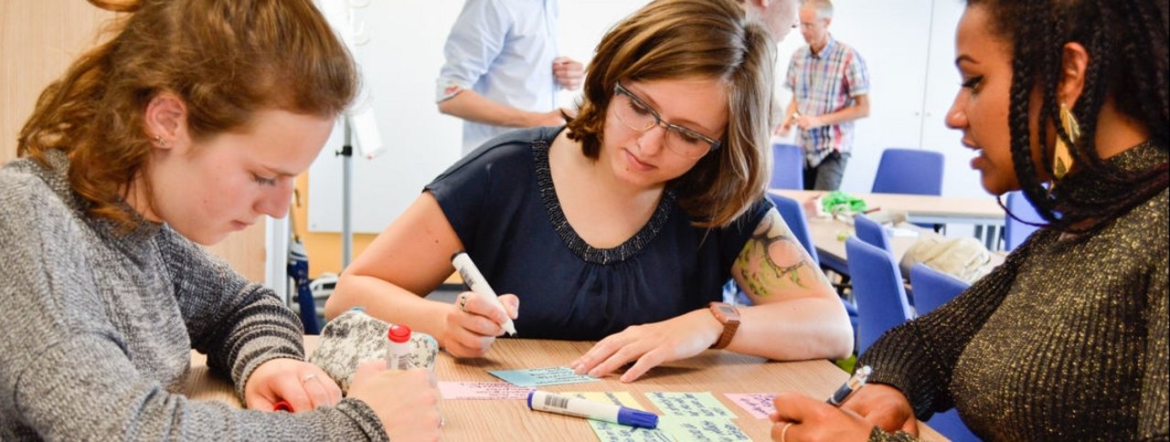 Foto Studierende bei einer Übung im Metaplanraum