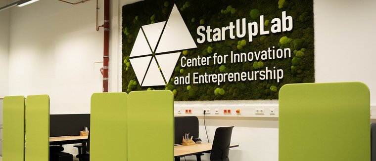 Blick auf eine dekorative Mooswand im StartUpLab