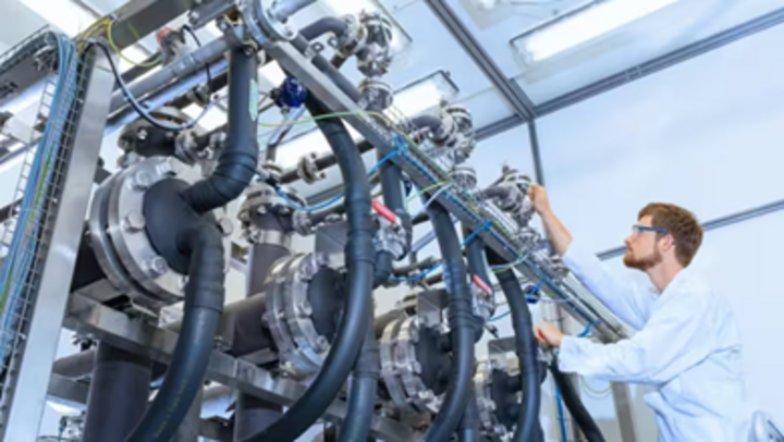 Arbeit an einer industriellen Membrananlage (Foto: Fraunhofer IKTS)