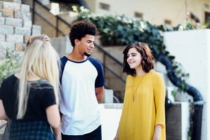 Studierende verschiedener Herkunft stehen zusammen und reden