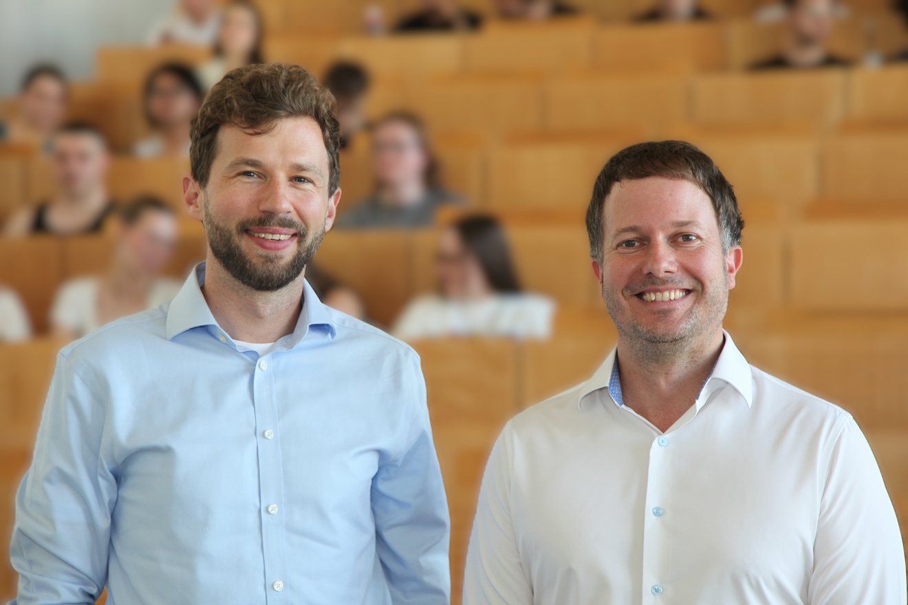 Prof. Dr. Henning Cordes und Marcus Weese vor Studierenden im Hörsaal