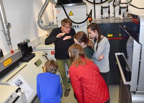 Junge Gäste beim Workshop „Laserbeschriftung“ mit Laboringenieur Holger Schoele 