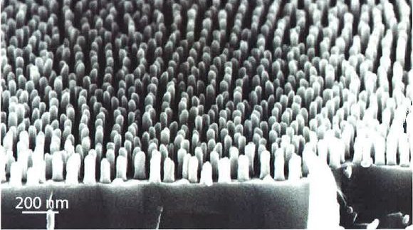 Künstlich hergestellte Mottenaugenstrukturen in Quarzglas