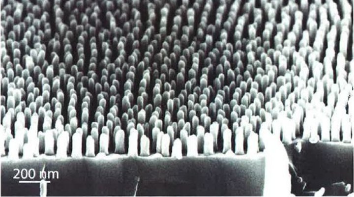 Künstlich hergestellte Mottenaugenstrukturen in Quarzglas