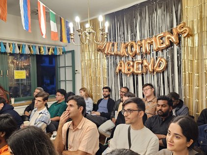 Studierende beim Willkommensabend 2024 Studierende beim Willkommensabend 2024