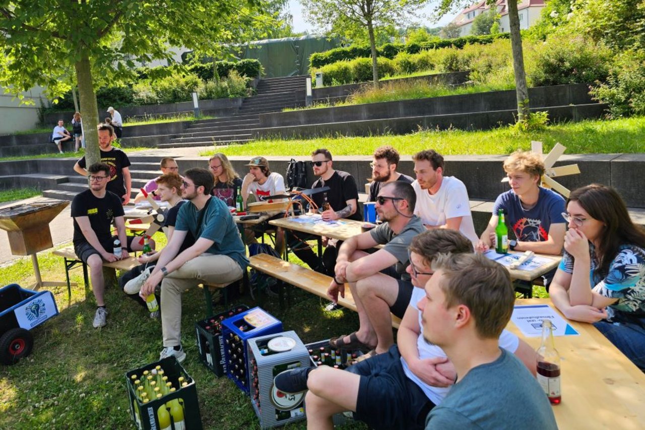 Studierende die gespannt den Anweisungen der Challenge zuhören
