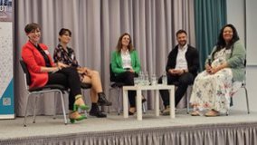 Foto der Teilnehmenden der Podiumsdiskussion