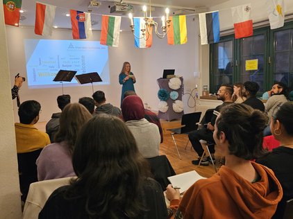 Studierende schauen sich das Bühnenprogramm an Studierende schauen sich das Bühnenprogramm an