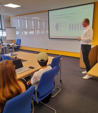 Foto vom Gastvortrag Personalwirschaft von Stefan Wollschläger an der Ernst Abbe Hochschule Jena