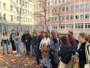 Schülerinnen vor dem Haupteingang der EAH Jena