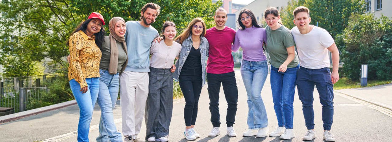 Gruppe von neun Studierenden auf dem Campus