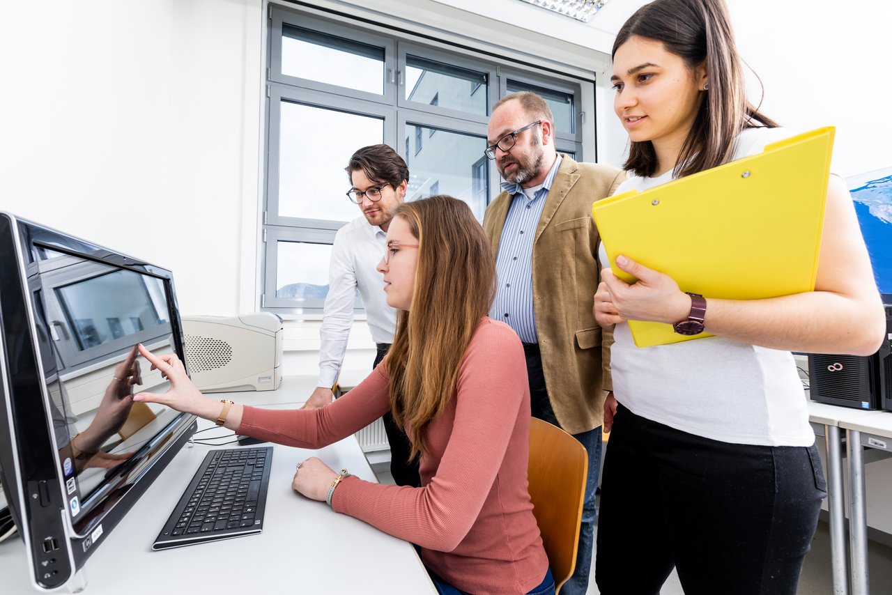 Foto Studierende im Wirtschaftsinformatik-Labor