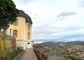 Blick auf das Schloss und das Saaletal