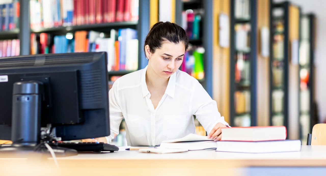 Arbeiten in der Bibliothek 