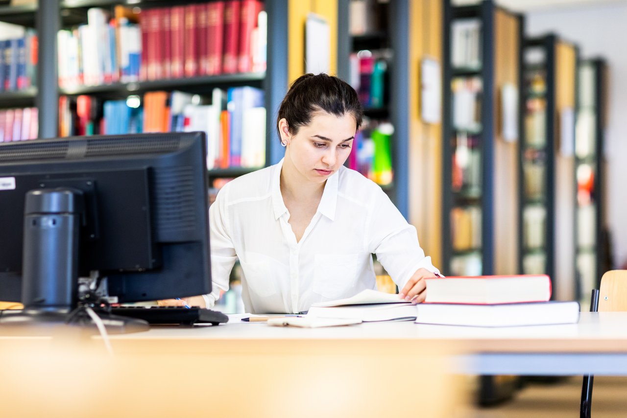 Arbeiten in der Bibliothek 