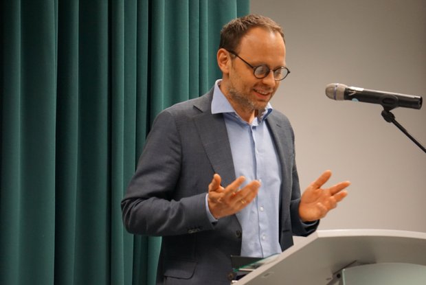 Prof. Dr. Frederik von Harbou begrüßt Diskutant*innen und Gäste