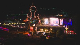Sonne Mond Sterne Festival bei Nacht