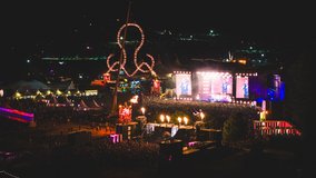 Sonne Mond Sterne Festival bei Nacht
