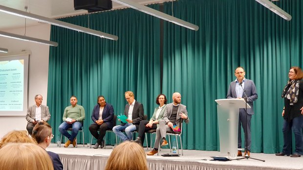 Diskutant*innen zur Eröffnung des Podiums durch Prof.Dr.iur. Beetz und Prof. Dr. Von Harbou