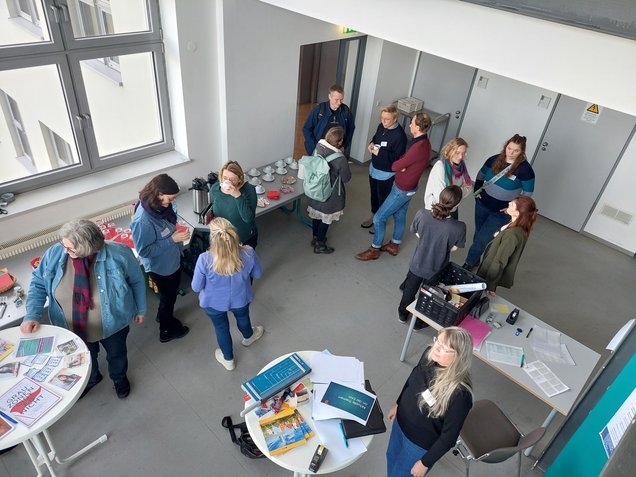Bild von Teilnehmenden des Zweiten Tages der Vereinbarkeit im Gespräch