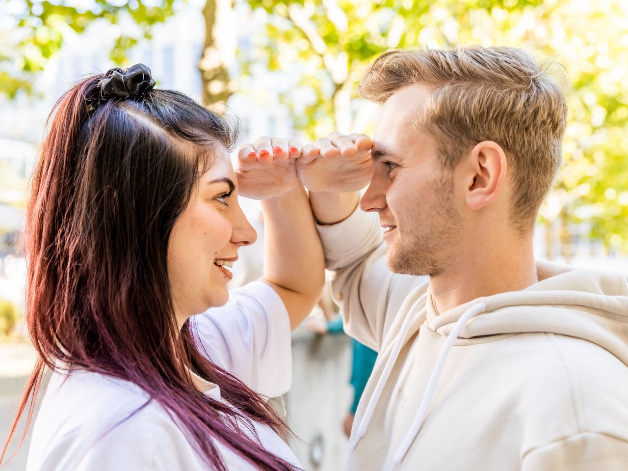 Mann und Frau stehen sich auf Augenhöhe gegenüber